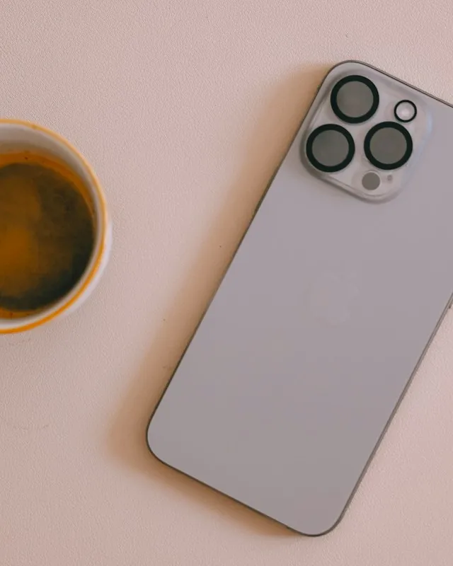 Celular e café, para agendar pelo WhatsApp