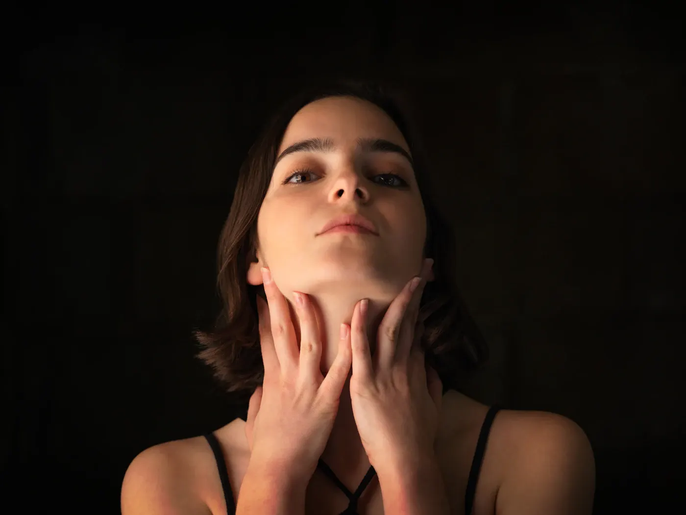 Mulher com as mãos no pescoço