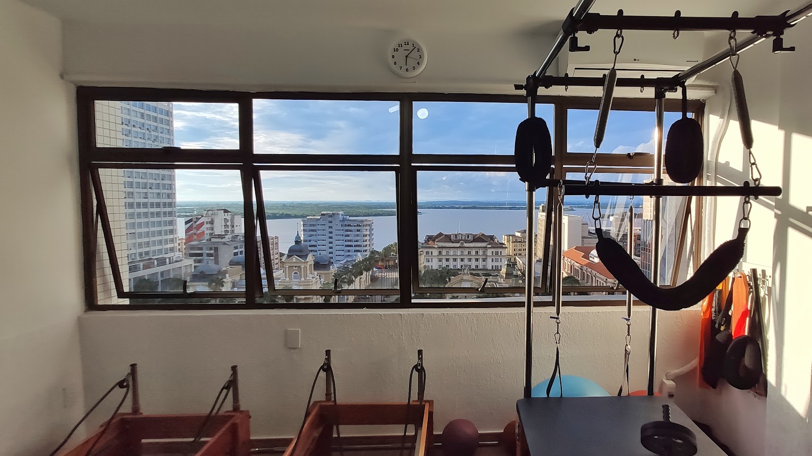 Vista da sala 1505 para o Guaíba e a Praça da Alfândega