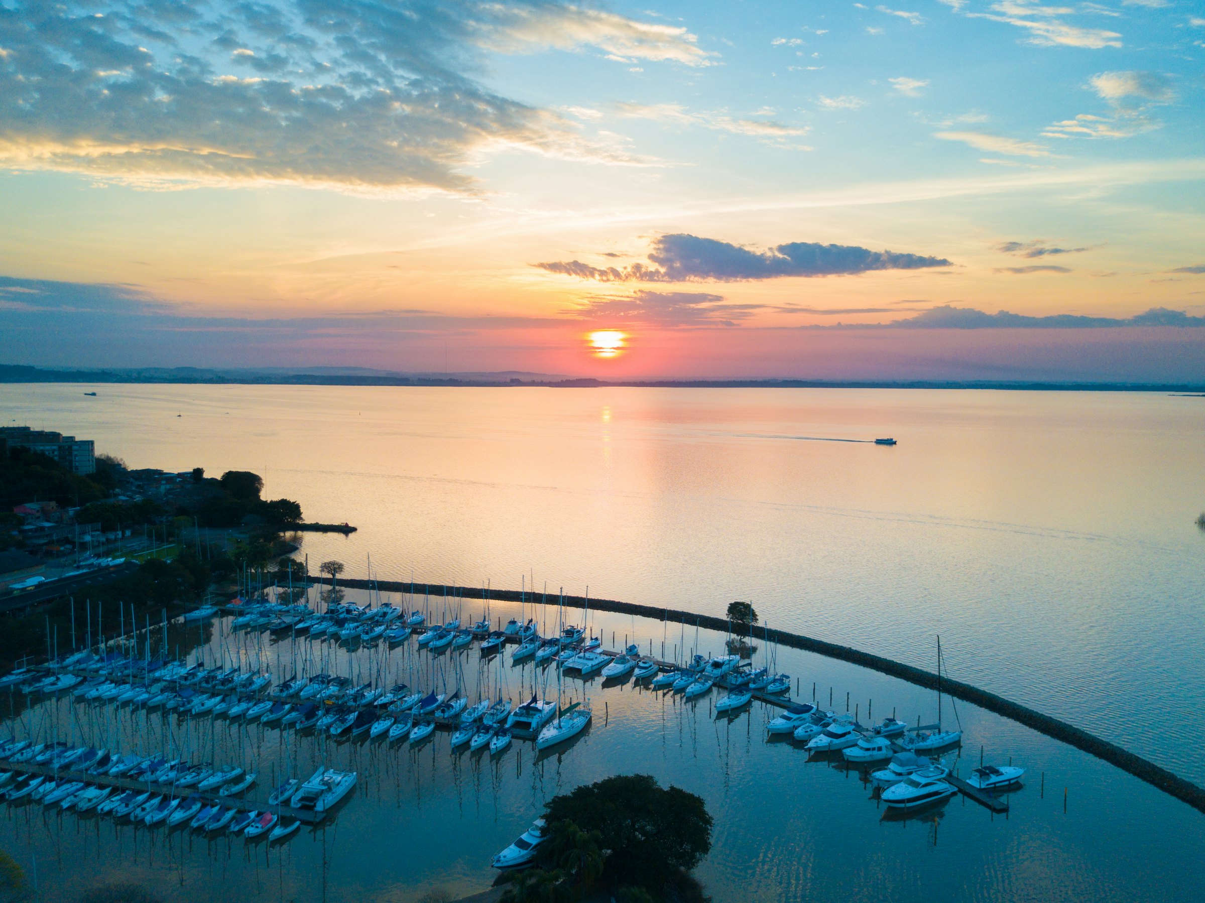 Vista aérea do Guaíba ao pôr do sol, em Porto Alegre