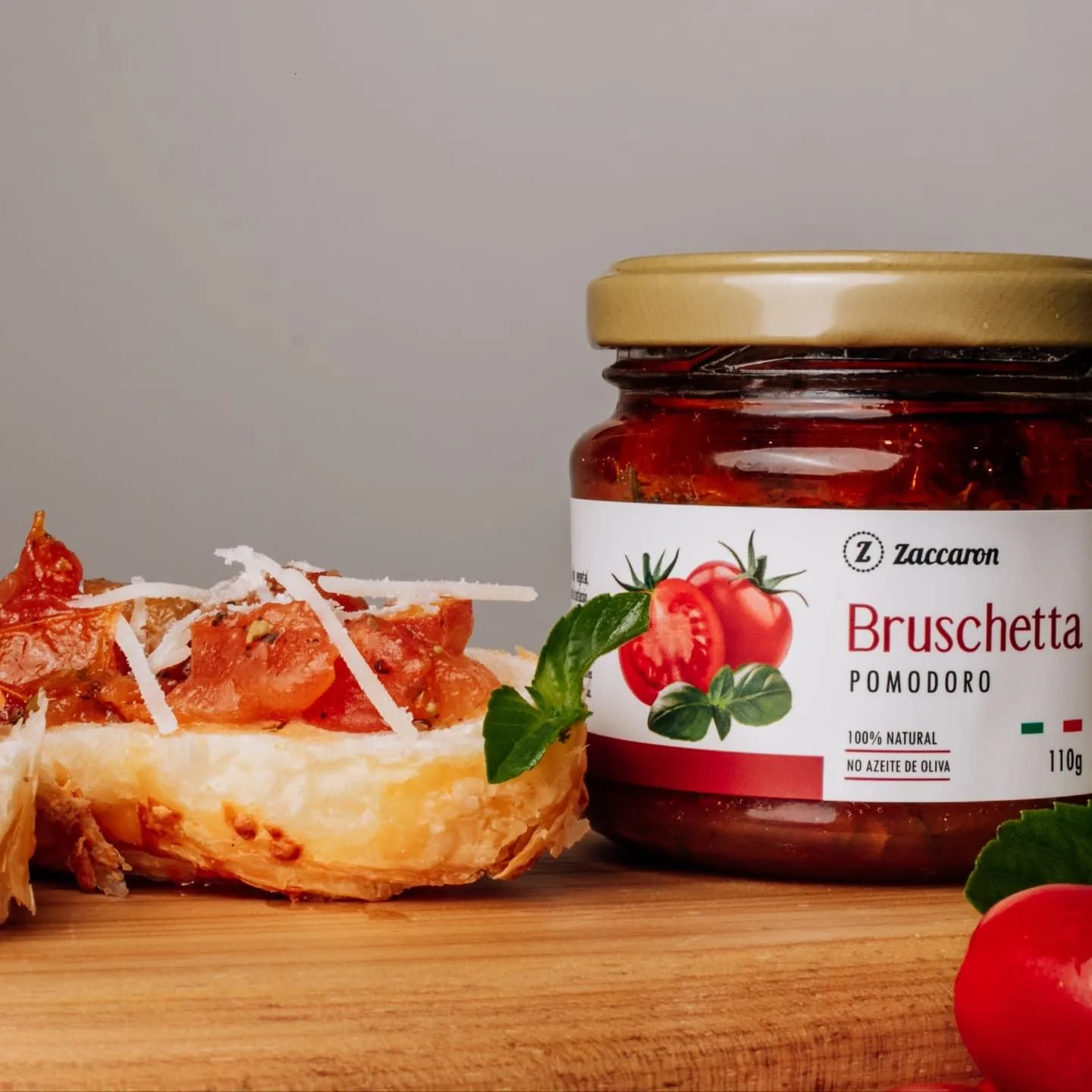 Pote de Bruschetta Pomodoro Zaccaron ao lado de bruschetta pronta