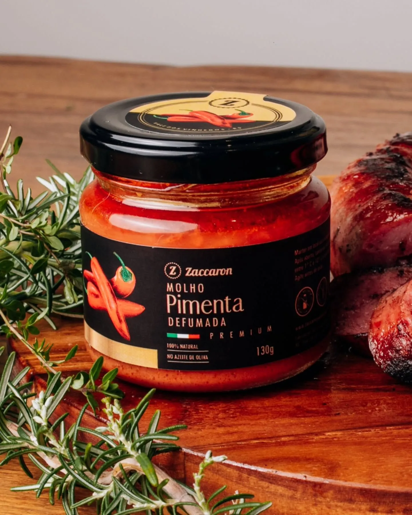 Pote de Molho de Pimenta Defumada Zaccaron com pimentas e alecrim