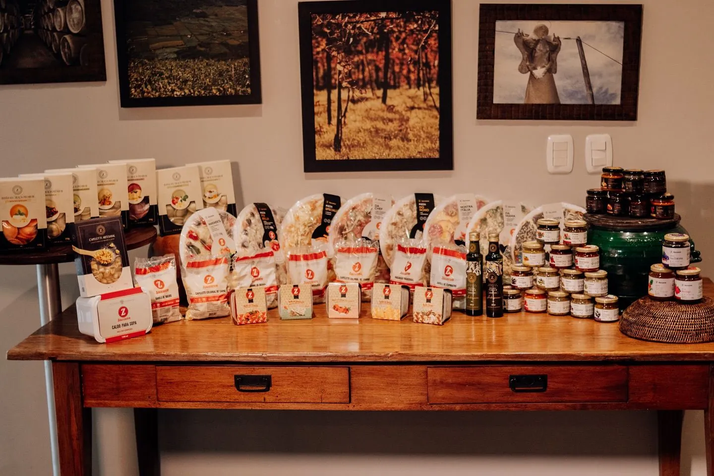 Mesa de madeira com a linha completa de produtos Zaccaron