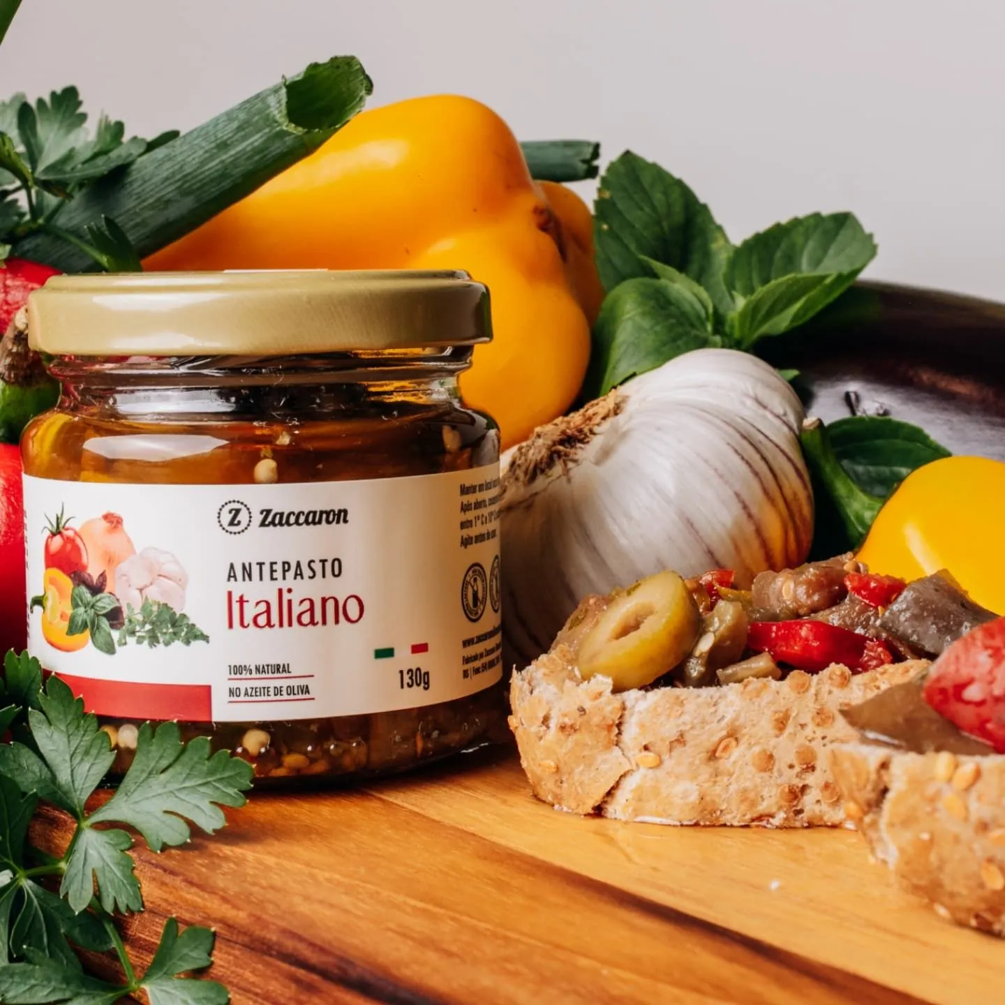 Pote de Antepasto Italiano Zaccaron entre pimentões, alho e salsinha frescos