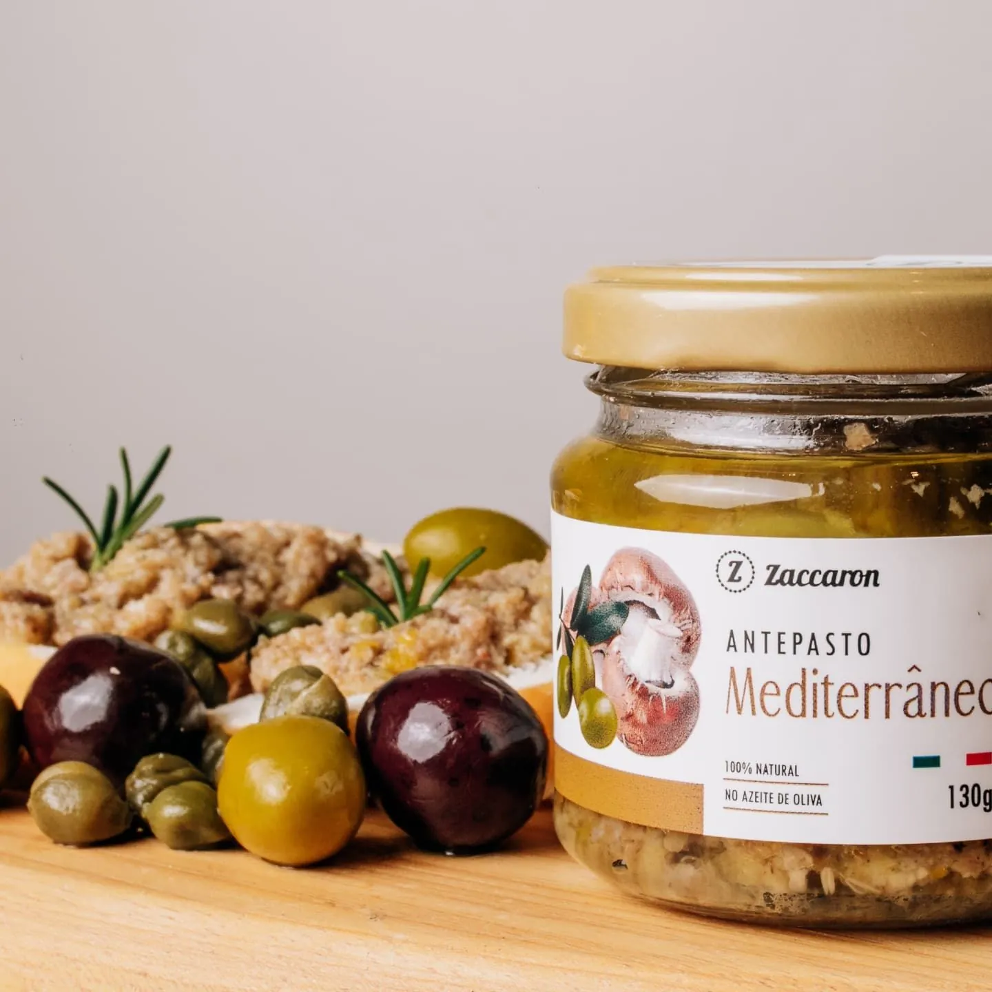 Pote de Antepasto Mediterrâneo Zaccaron com azeitonas sobre tábua de madeira