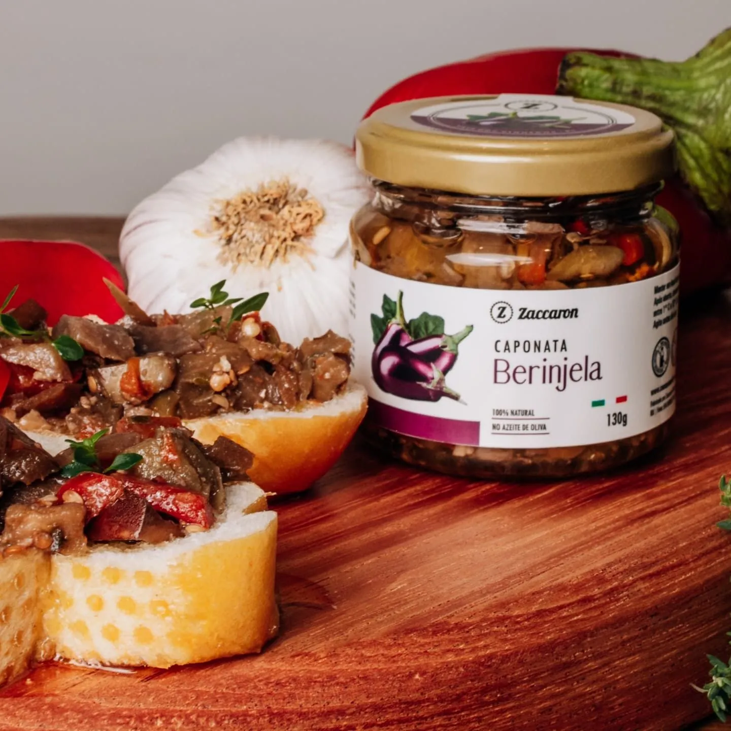 Pote de Caponata de Berinjela Zaccaron com torradas sobre tábua