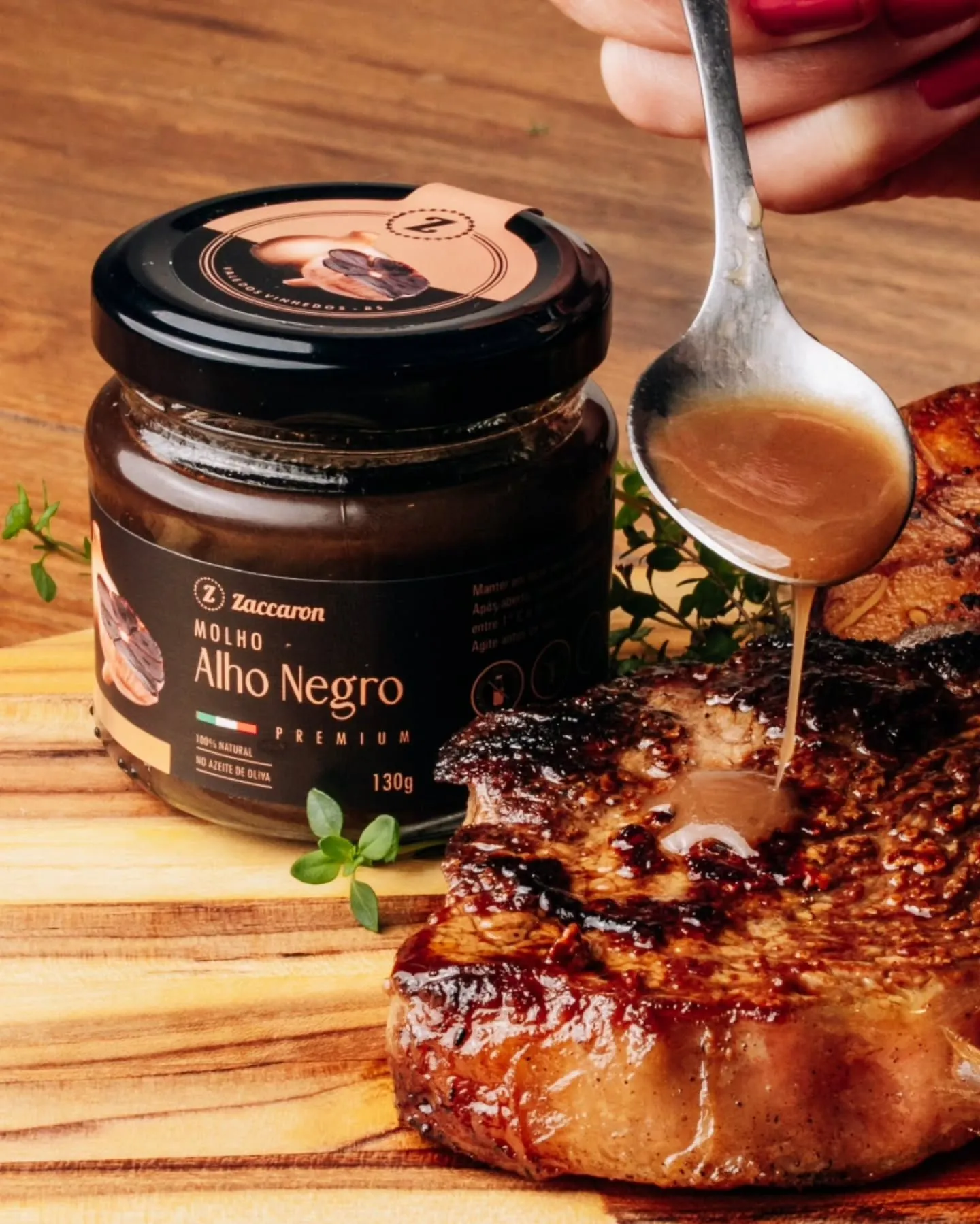 Molho de Alho Negro Zaccaron sendo servido sobre carne grelhada